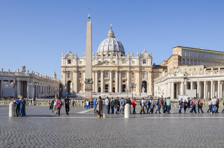 Vatican City, Vatican City State - November 5, 2015: St.Peter's Square full of tourists with St.Peter's Basilica and the Egyptian obelisk within the Vatican Cityのeditorial素材