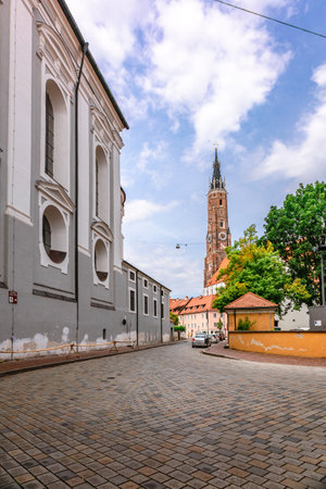 Landshut, Germany - July 24, 2023: View of Sankt Martin Kirche, traditional colorful gothic houses in Old Town, Landshut, Bavaria, Germany. Vertical photoのeditorial素材