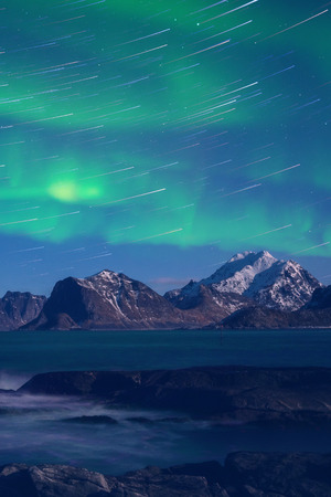 Night lights, Lofoten Islands, Norway. Vertical imageの素材 [FY310120995227]