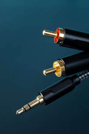 The gold-plated RCA connectors and TRS connector for sound transmission, audio cable for excellent...