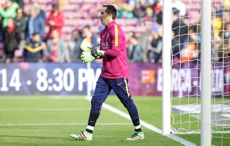 Claudio Bravo in the match FC Barcelona Liga - Atletico Madrid January 30, 2016 at the Camp Nou, Barcelona, Spainのeditorial素材