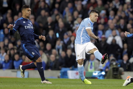 MANCHESTER, England - April 26: in action during the semi final of the UEFA Champions League first leg between Manchester City and Real Madrid at the Etihad Stadium April 26, 2016 Manchester, England © Laurent Lairys / Agency Locevaphotos / Alamy Stock n MANCHESTER, England - April 26: in action during the semi final of the UEFA Champions League first leg between Manchester City and Real Madrid at the Etihad Stadium April 26, 2016 Manchester, England © Laurent Lairys / Agency Locevaphotos / Alamy Stock n