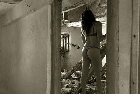 pretty brunette posing nakedの写真素材