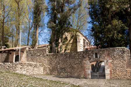 Stone walls and metal gate protecting monastery of san millÃ¡n de yuso in san millÃ¡n de la cogolla, la rioja, spainの写真素材