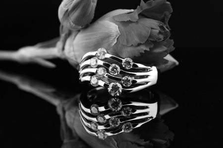 unique diamond ring reflecting on backgroundの写真素材