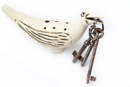 hree old keys in a bird's beakの写真素材