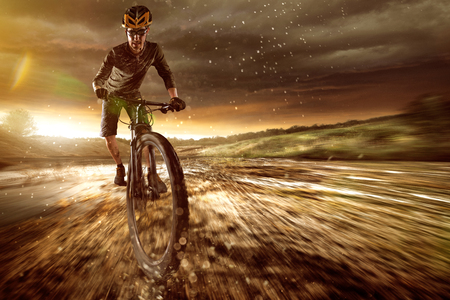 Mountainbiker im Geländeの写真素材