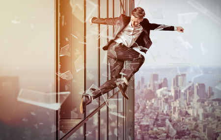 飛び降り自殺の写真 イラスト素材一覧 670件 ストックフォトのamanaimages Plus