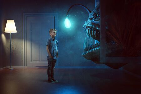 Kind sieht Monster durch das Fenster kommenの写真素材