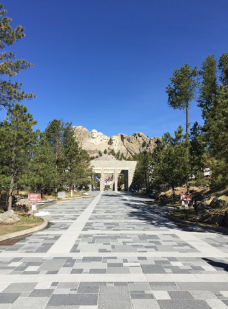A granite pathway leads up to the rock faces of the Presidents at Mount Rushmore.のeditorial素材