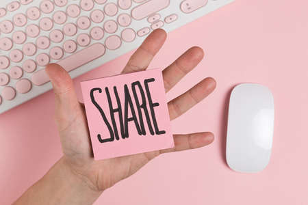 hand holding sticky notes mouse mock up. High quality photoの写真素材