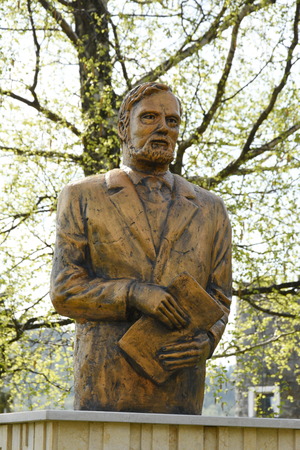 Statue of the writer Bram Stoker in Piatra Fantanele (Bistrita-Nasaud), Hotel Dracula, Pasul Tihuta, Romania, 2017,mayのeditorial素材