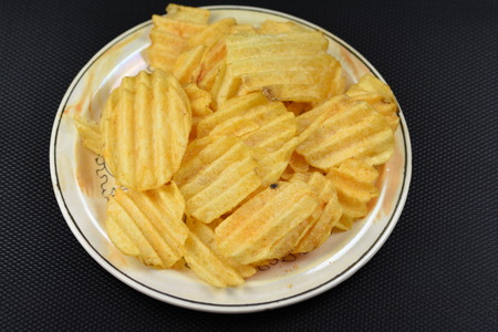 potato cips in a bamboo plate