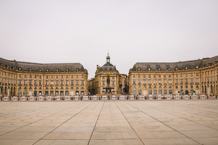 AT BORDEAUX - ON 08/25/2017 - Place de la Bourse at nightのeditorial素材