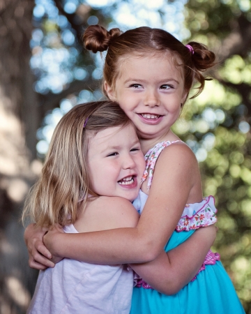 Sisters Huggingの写真素材