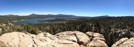 Panoramic view of Big Bear Lake from a clifの素材