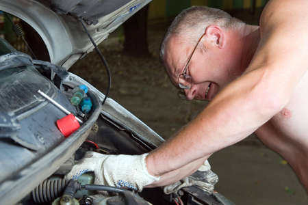 Man mechanic repairing his car on the roadの写真素材