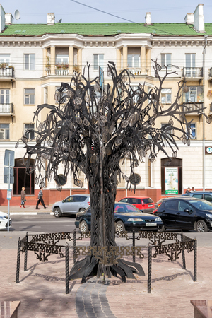 Belgorod, Russia - October 05, 2015: Tree of Friendship - a symbol of the park twin cities. Is located at the Grazhdansky prospekt, at the site of the old city gardenのeditorial素材