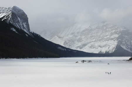 Walking the Frozen Mountain Lake in the Winterの写真素材