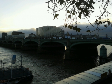 Traffic on Westminster Bridge View.の素材