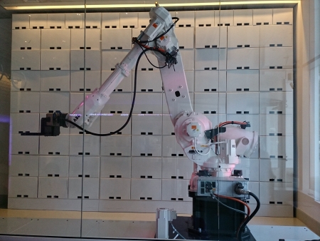 First Robot Luggage Handler in Hotel.の素材
