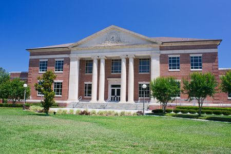 traditionally styled Florida county courthouse with brick and front columnsの写真素材