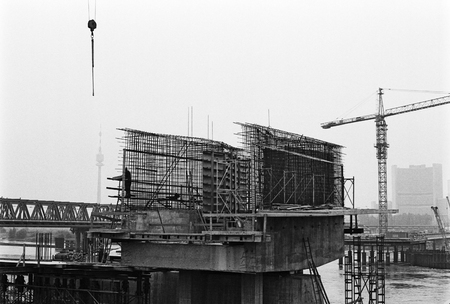 new construction of a bridge across the river Danube instead of the 1976 collapsed old "ReichsbrÃ¼cke" firstFrame, Vienna, Austria, 1978のeditorial素材