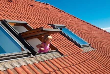The little girl in the roof window .の写真素材