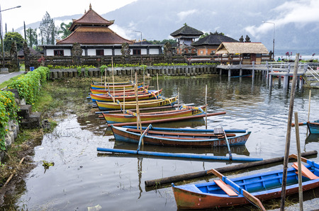 Balinese sampan in famous Ulun Danu Beratan temple in Bali, Indonesia.のeditorial素材