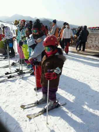 Children in ski resortの素材