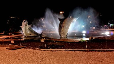 Fountain with big fishes statues at night | Fountain with big fishes statues at nightの写真素材