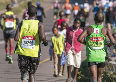 CATO RIDGE, DURBAN, SOUTH AFRICA : JUNE 4, 2017: Many unknown spectators and  runners participate  in the Comrades Marathon between Durban and Pietermaritzburg in South Africaのeditorial素材