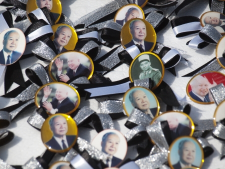 Phnom Penh - November 10   former king of Cambodia  Norodom Sihanouk  badges on sale in front of the Royal Palace in Phnom Cambodia on November 10 2012  few weeks after his deathのeditorial素材
