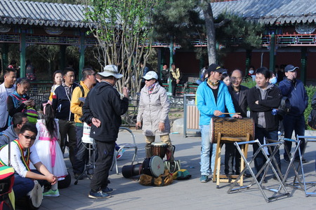 Crowd playing the tambourineのeditorial素材