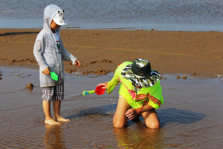 Mother and child playing at the beachsideのeditorial素材