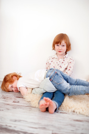 Children playing on the floor in the roomの写真素材