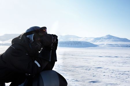 A winter adventure guide looking out on the horizonの写真素材