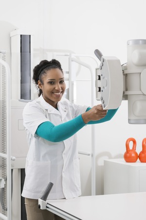 Female Doctor Operating X-ray Machine In Hospitalの写真素材