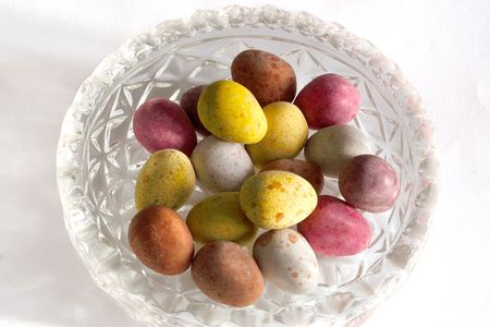 candy chocolate eggs in a dishの写真素材