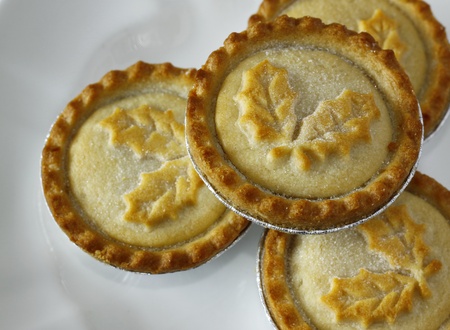 freshly baked decorated mince pies on a plate ready to serveの写真素材