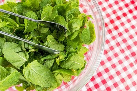 Close the mint leaves. For cooking in a glass bowl.