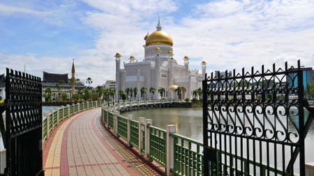 Bandar Seri Begawan, Brunei - March 06 2020: Way to Sultan-Omar-Ali-Saifuddin-Mosqueのeditorial素材