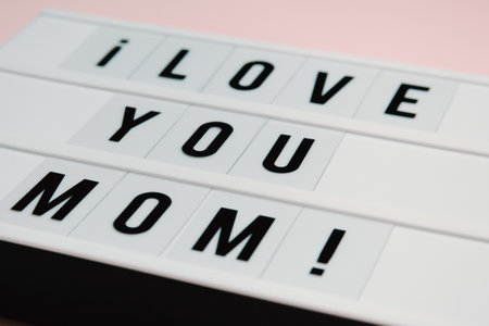Mom day sign over a pastel pink background says love you mom, love concept, minimal, copy space, style designの写真素材