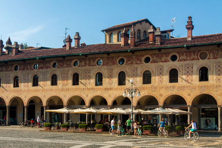 People and bikes on reinassance "Ducale" square, near the colonnadeのeditorial素材