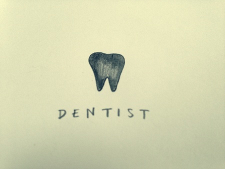Tooth draw from pencil in B&W style with the word dentistの素材