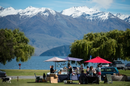 Local Market near Wanaka lake, South island, New Zealand のeditorial素材