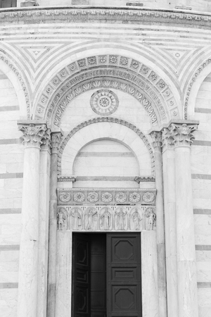 Classical wall with graceful columns and arches in Pisa, Italyの写真素材
