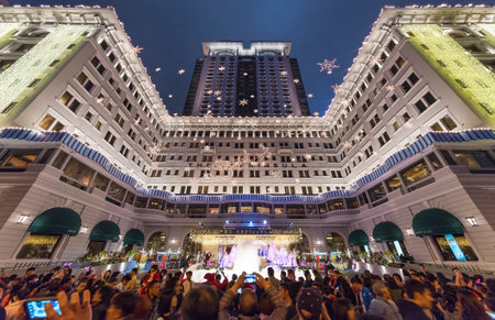 HONG KONG - DECEMBER 24, 2016 : people taking photo of Christmas decoration of Peninsula Hotel in Hong Kong, China.のeditorial素材
