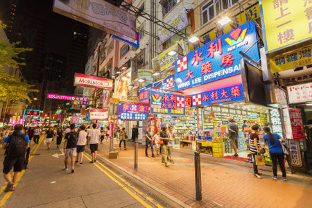 HONG KONG - OCTOBER 06, 2017: People walking through busy streets in Causeway Bay on October 06, 2017 in Hong Kong. With 7M population, it is one of the most dense areas in the world.のeditorial素材