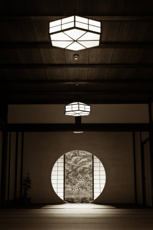 Kamakura, Kanagawa, Japan - May 29, 2023 : Beautiful round window inside Meigetsuin, Kamakura, Japanのeditorial素材